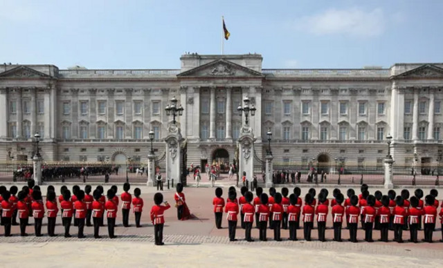 Buckingham Palace: Απαντά στη σύλληψη μέλους του προσωπικού μετά από καταγγελία για επίθεση σε χριστουγεννιάτικο πάρτι 