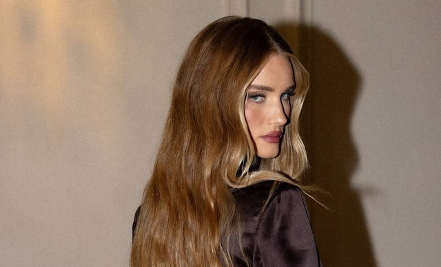 Rosie Huntington Whiteley: Εκπέμπει την supermodel αύρα της με μίνι φούστα και μπότες μέχρι το γόνατο