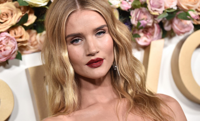 Rosie Huntington Whiteley: Με εντυπωσιακό total white σύνολο