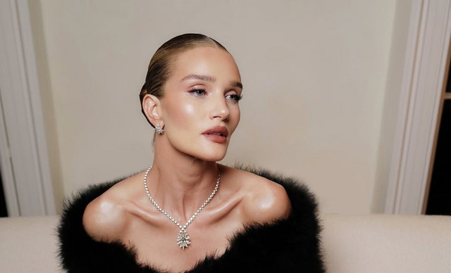 Rosie Huntington Whiteley: Με σέξυ δερμάτινο κορμάκι υπαγορεύει την πιο hot τάση