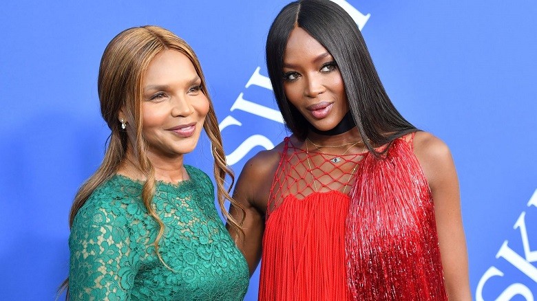 Η μητέρα της Naomi Campbell φωτογραφίζεται με μαγιό στη Μύκονο