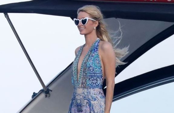 Paris Hilton: Βόλτα με το σκάφος στη Μύκονο