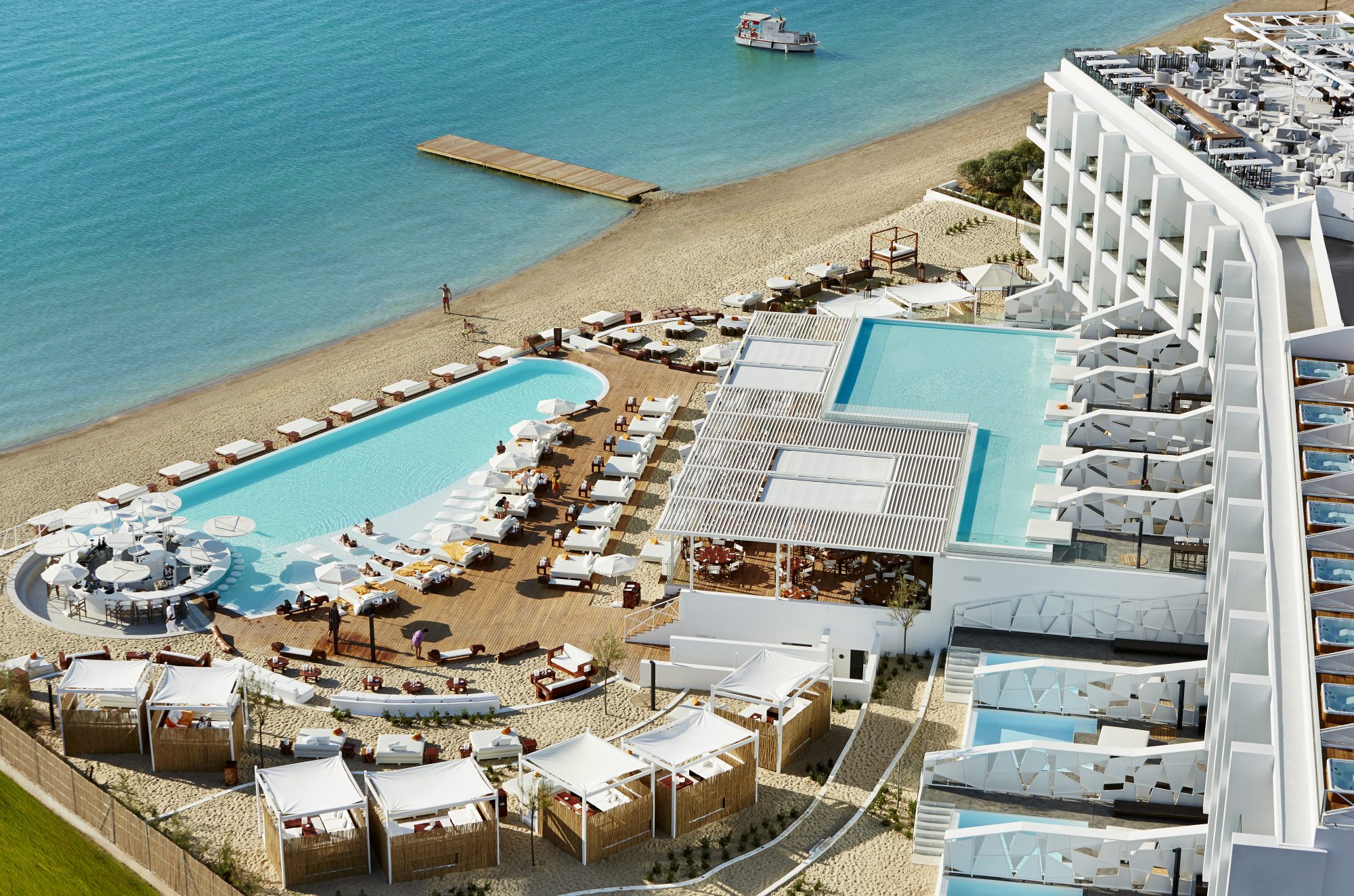 To Nikki Beach Resort & Spa στο κέντρο του Πόρτο Χελίου προσφέρει σε ένα μεγάλο τυχερό τρεις διανυκτερεύσεις