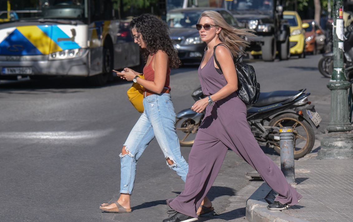 Σπάνια εμφάνιση της Έλενας Παπαβασιλείου με την αδερφή της