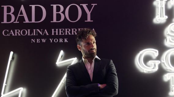 Το BAD BOY Κωνσταντίνος Αργυρός με total look CH Carolina Herrera πιο γοητευτικός από ποτέ