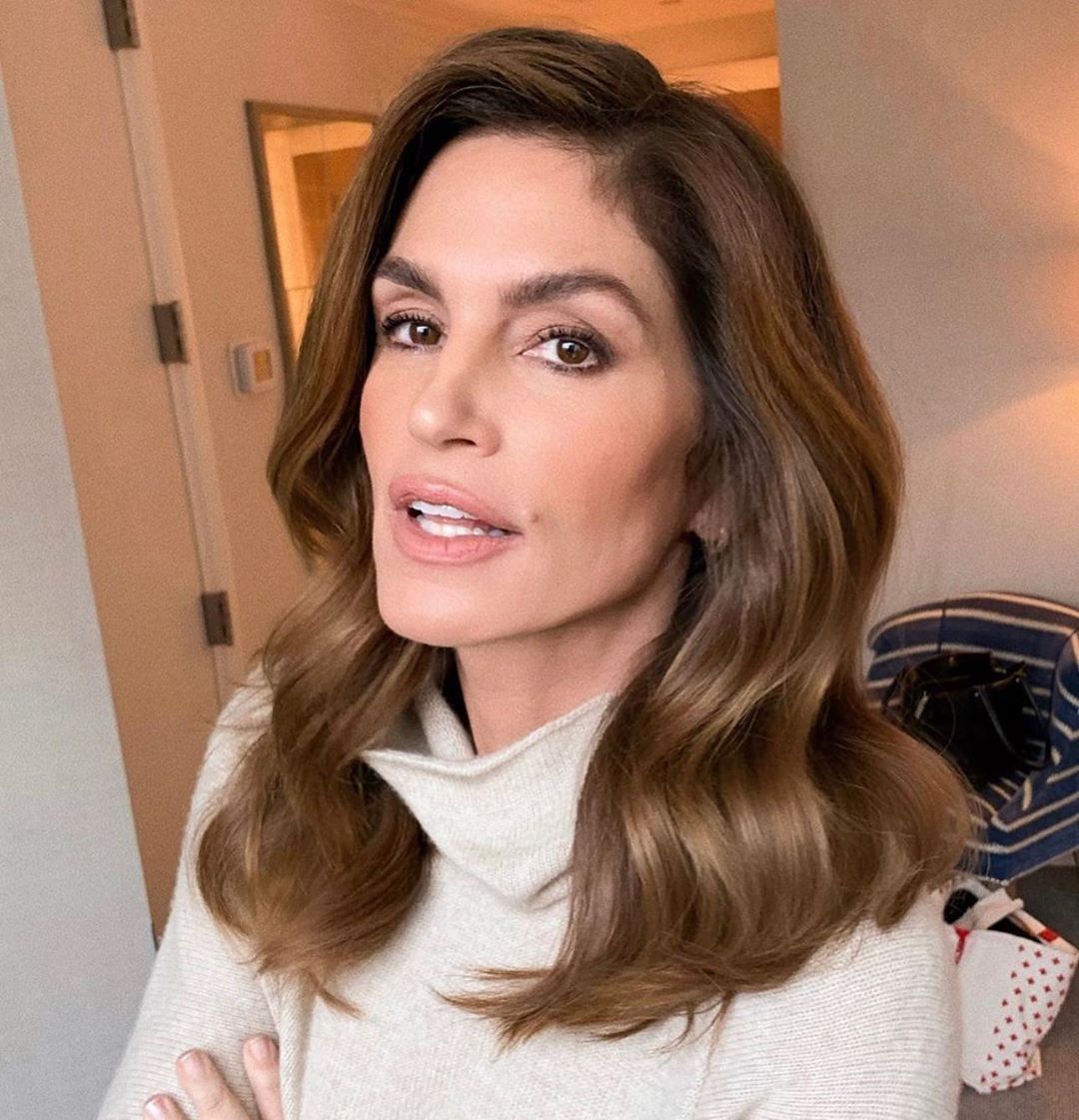 H Cindy Crawford έγινε 55 ετών και δείχνει υπέροχη (με ή χωρίς make-up)!