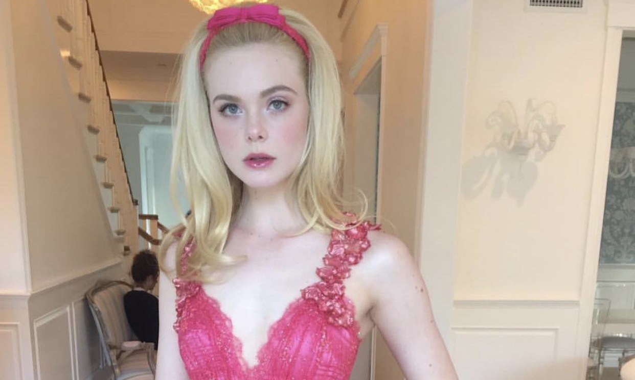 Η Elle Fanning δημιουργεί το τέλειο monochromatic look με ένα κραγιόν