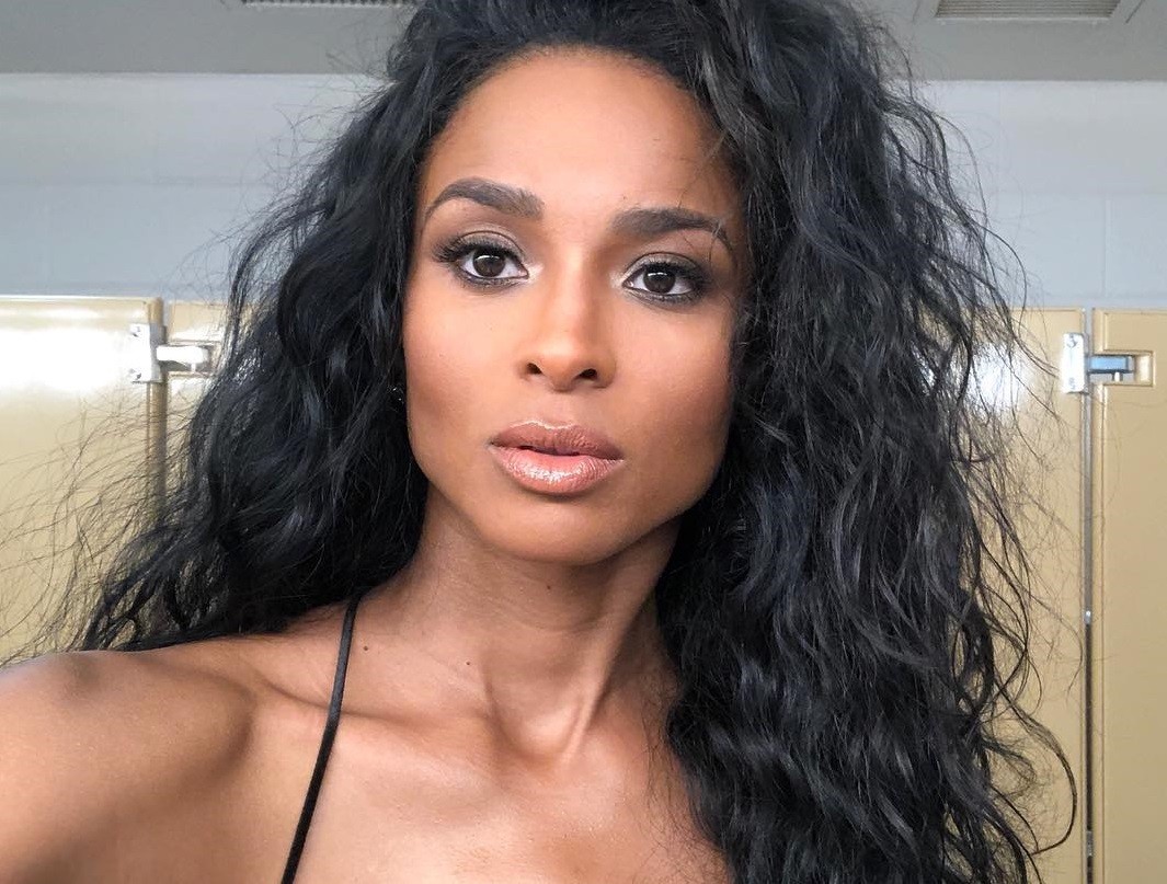 #BeautyInspo: H Ciara ποζάρει λίγο πριν γεννήσει με ηλιοκαμμένο look