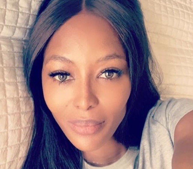 Σου έχουμε τη skincare ρουτίνα της Naomi Campbell για αντιγήρανση και λάμψη