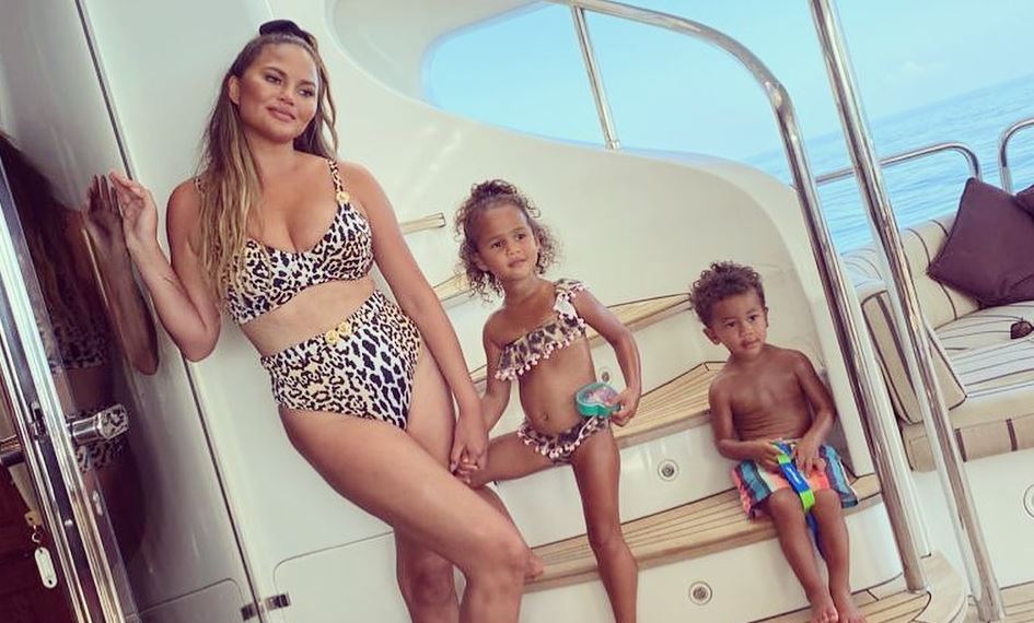 Like twins: Η Chrissy Teigen ποζάρει με τη μικρή της κόρη