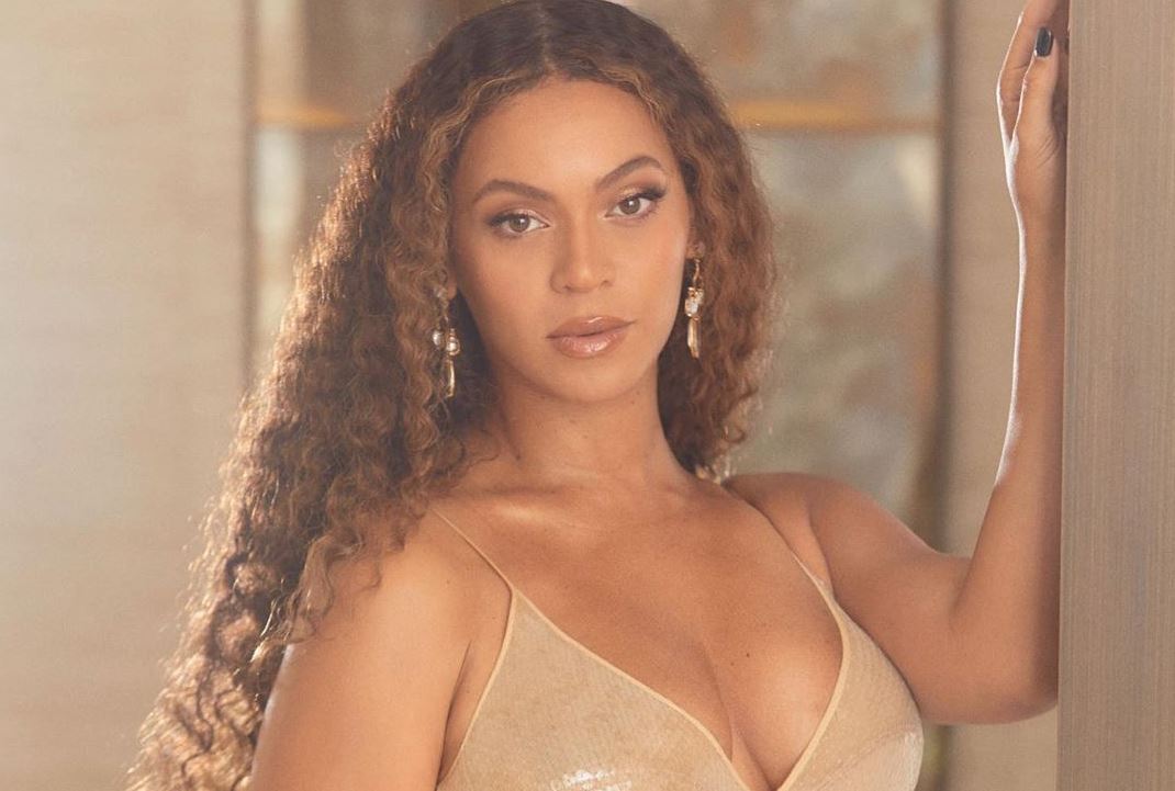 Η Beyonce εμφανίστηκε με δημιουργία του Έλληνα σχεδιαστή Vrettos Vrettakos