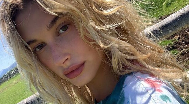 H Hailey Bieber δημιούργησε το απόλυτο summer look με ένα προϊόν