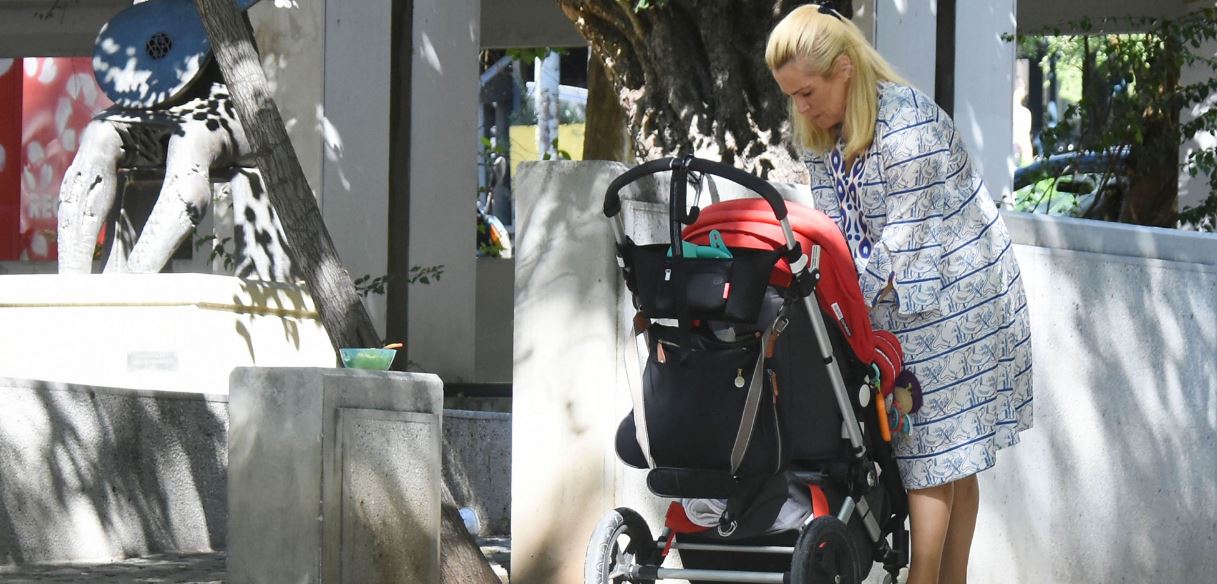 Τζένη Μπότση: Βόλτα με την κορούλα της