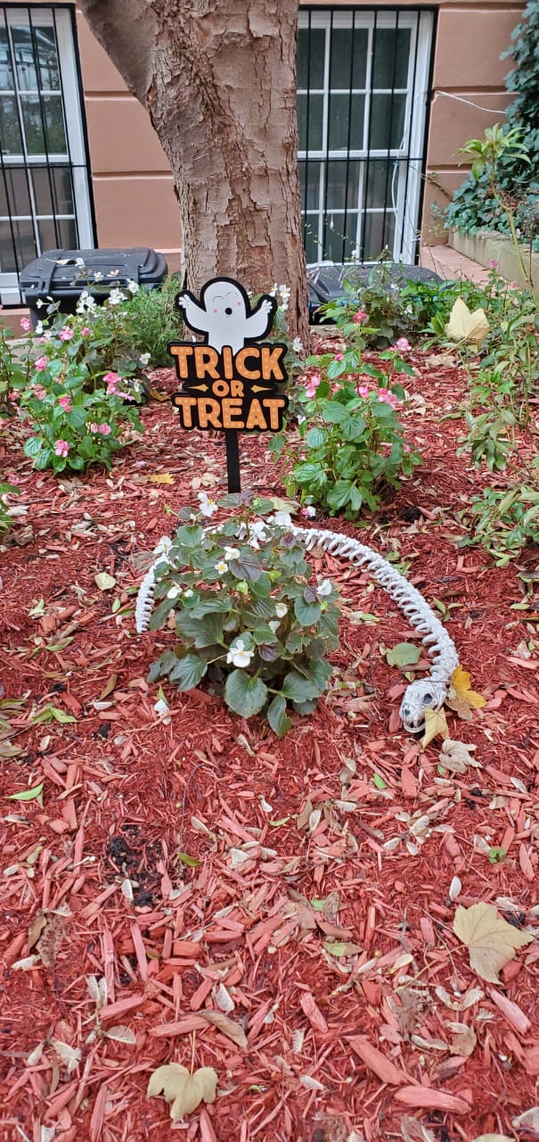 για «trick or treat» δηλαδή «φάρσα ή κέρασμα»