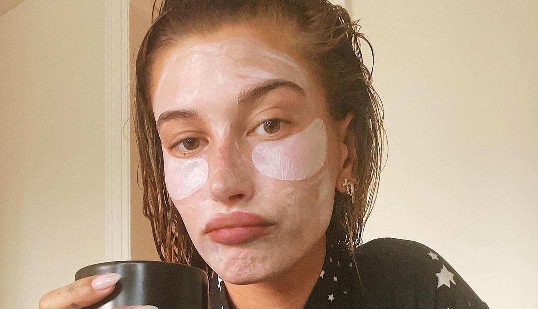 Hailey Bieber: Αυτή είναι η αγαπημένη της μάσκα προσώπου