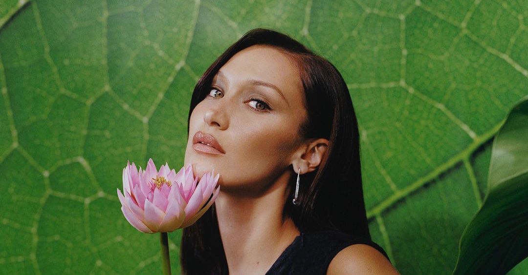 H Bella Hadid έκανε δύο νέα τατουάζ