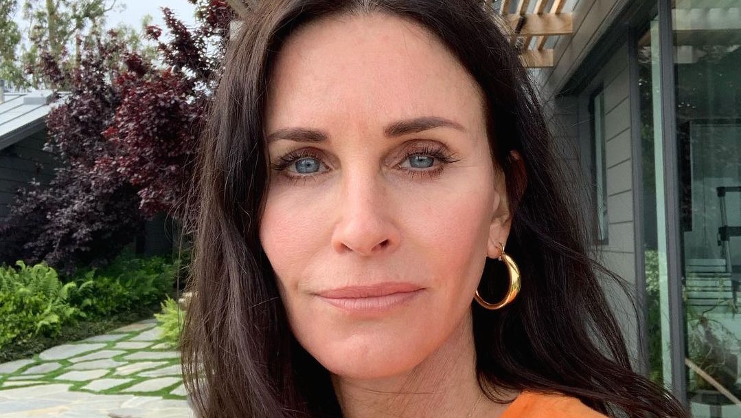 H selfie της Courteney Cox με τα νέα της φρύδια