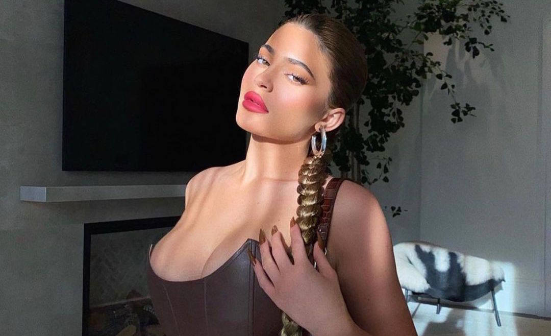 H νέα χριστουγεννιάτικη συλλογή των Kylie Cosmetics είναι αφιερωμένη στον Grinch