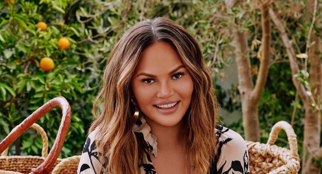 Chrissy Teigen: Το νέο της κούρεμα έχει έμπνευση από τα 