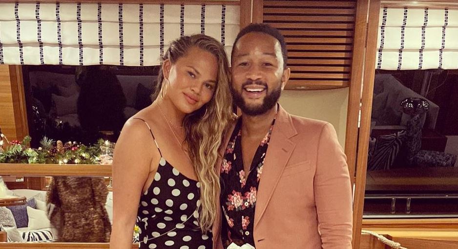 Chrissy Teigen: Ο χορός και οι luxury διακοπές με σκάφος