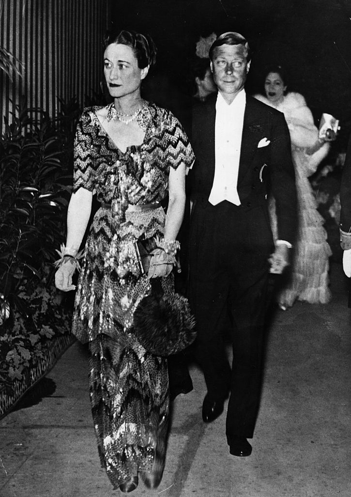 Εδουάρδος H' & Wallis Simpson στο Παρίσι το 1937. Αν και απέφευγαν τις κοινές δημόσιες εμφανίσεις στην Αγγλία, μακριά από τη χώρα ο Εδουάρδος και η Γουόλις δεν έκρυβαν τη σχέση τους.