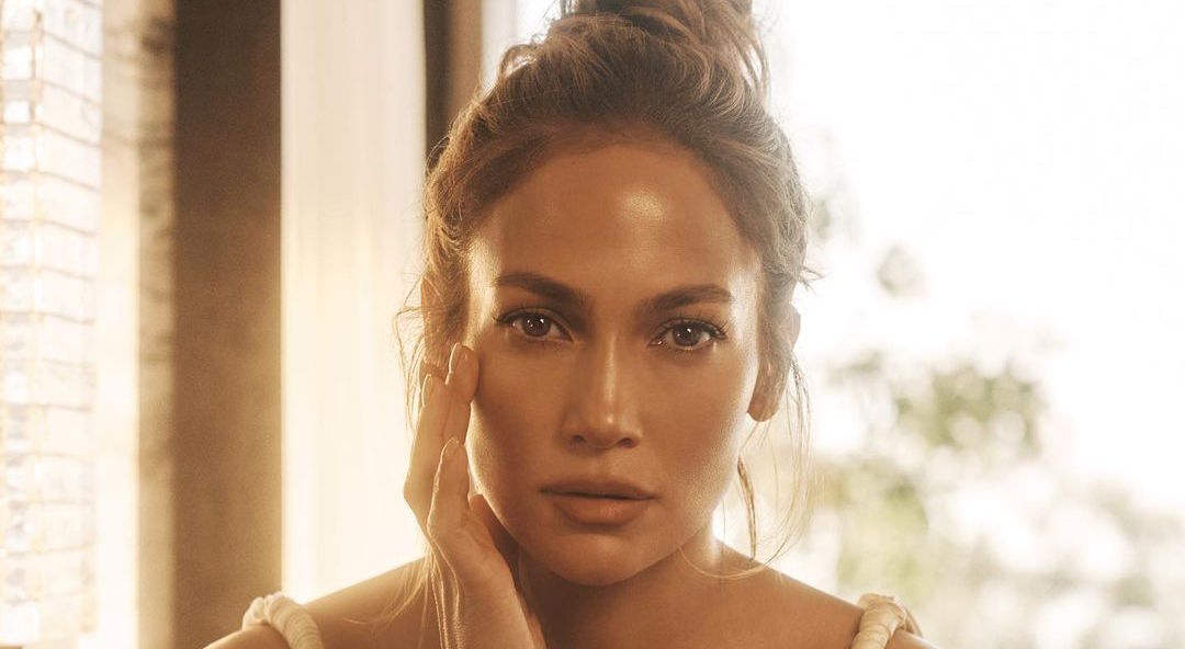 H Jennifer Lopez μας δείχνει τη ρουτίνα περιποίησης της επιδερμίδας της