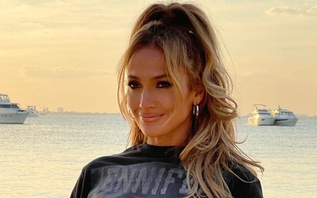 Jennifer Lopez: 20 χρόνια μετά, αναδημιουργεί το βίντεο του “Love Don’t Cost a Thing”