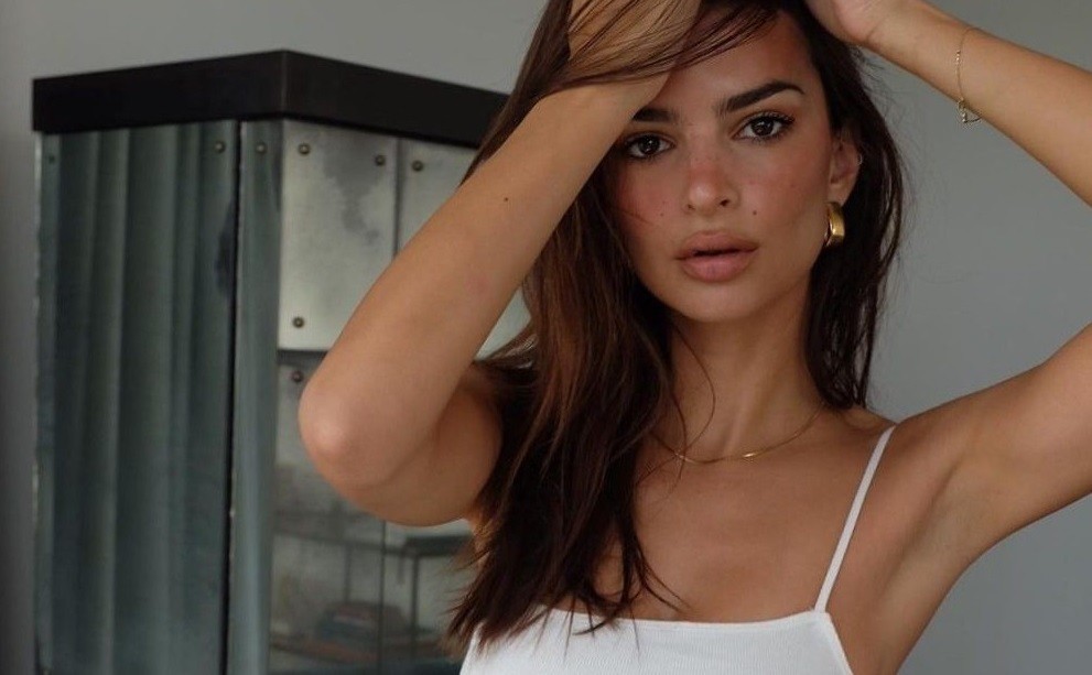 H Emily Ratajkowski ξέρει πολύ καλά πώς να απογειώσει ένα denim παντελόνι (και το κάνει συνέχεια!)