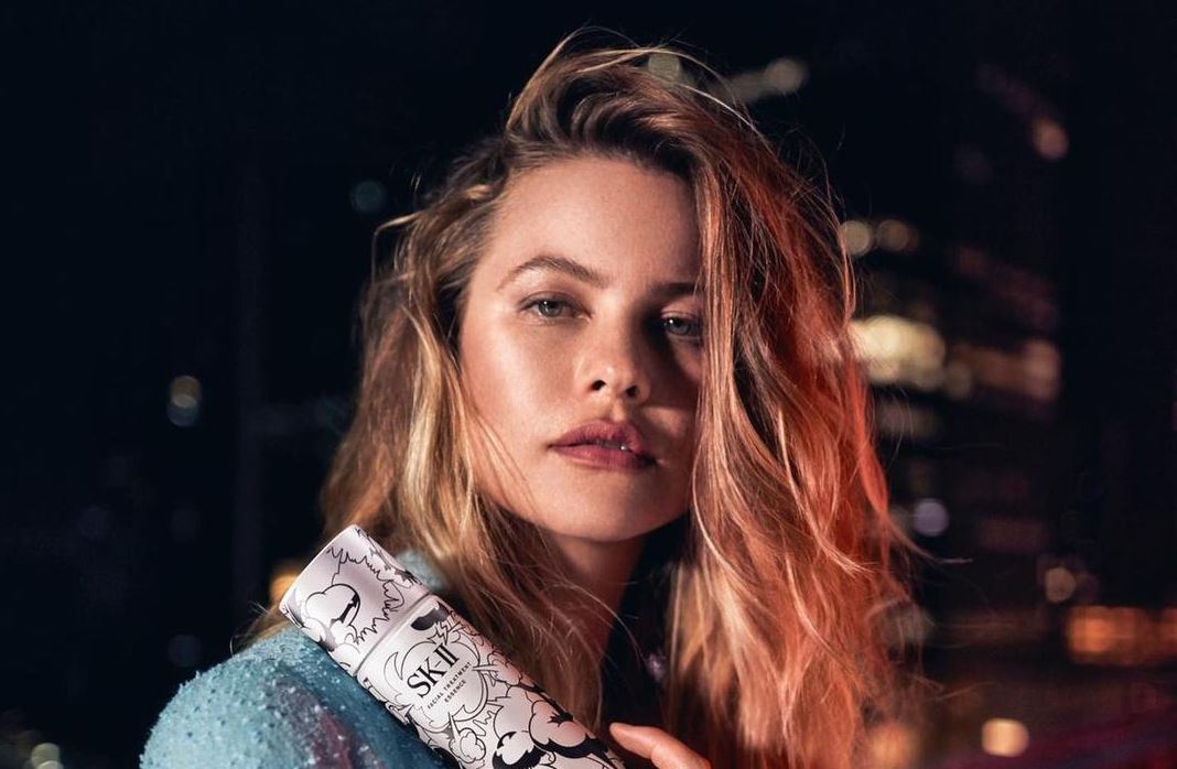 Behati Prinsloo: Η γυναίκα του Adam Levine μοιράζεται τη μυστική φωτογραφία του νυφικού της.