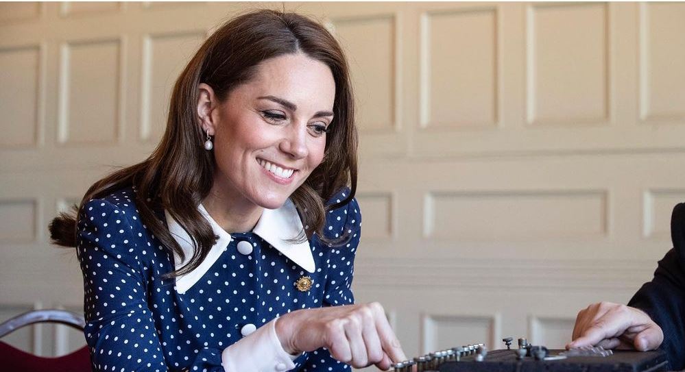 Catherine Middleton: Ο υπέροχος γιακάς αξίας 10 ευρώ που θα προσθέσει royal style στις εμφανίσεις σας