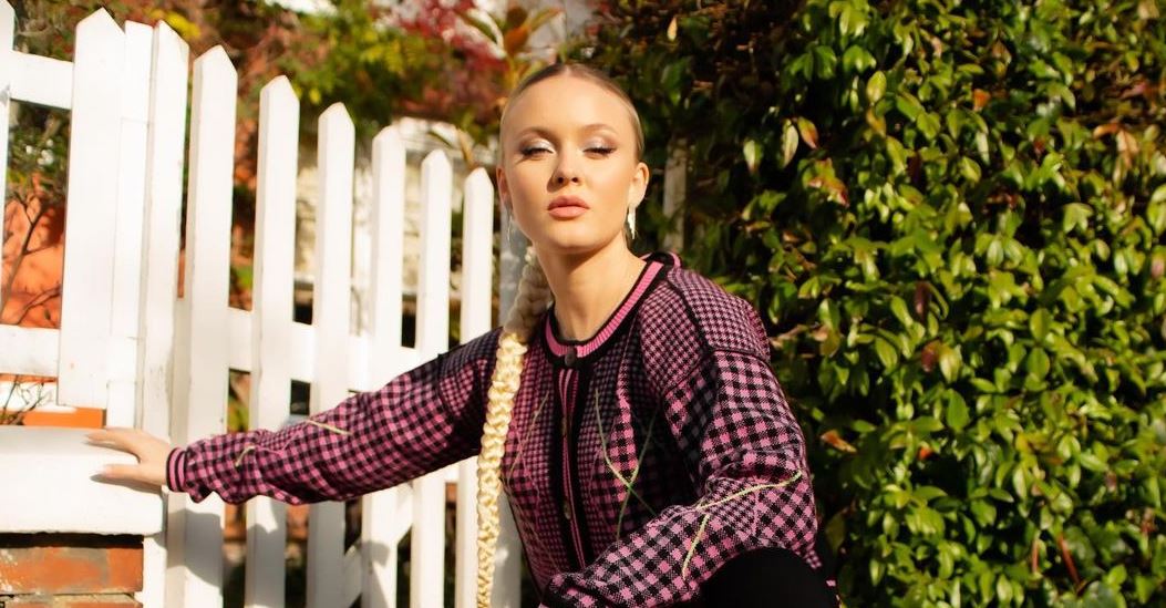 Zara Larsson: Επέλεξε μια λαμπερή δημιουργία της σχεδιάστριας Celia Kritharioti