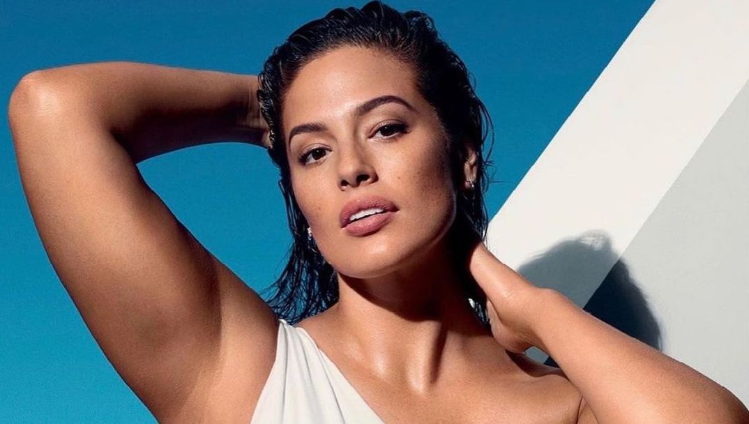 Ashley Graham: Μας δείχνει το δέρμα της, μέσα από έναν μεγενθυντικό καθρέπτη