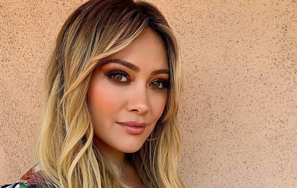 Hilary Duff: Αν βαριέσαι τα συμβατικά χτενίσματα, πρέπει να δεις το νέο hair look της