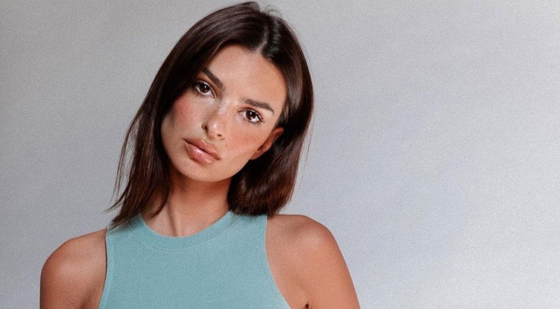 Η έγκυος Emily Ratajkowski δηλώνει ευγνώμων με μια γυμνή φωτογραφία