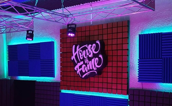 House of Fame: Αυτό είναι το σπίτι των σπουδαστών και ο Διευθυντής της Ακαδημίας