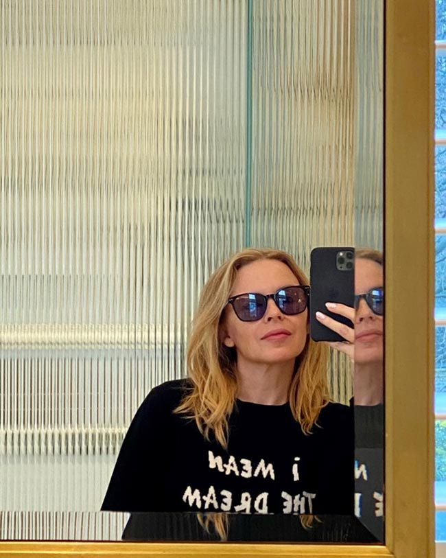 kylie minogue μπάνιο selfie