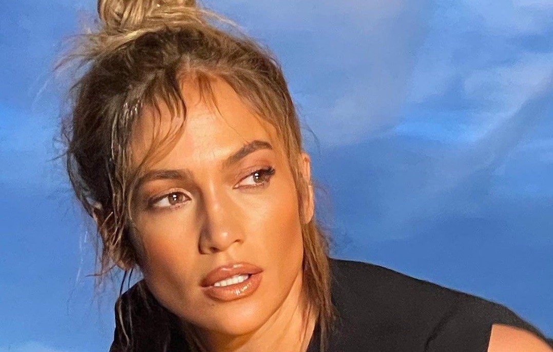 Jennifer Lopez: Στα 51 της ποζάρει με mini φόρεμα, για τη νέα της συνεργασία με διάσημο brand υποδημάτων