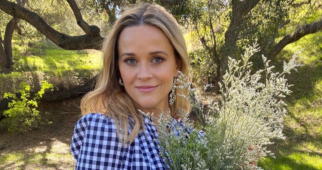 Reese Witherspoon: Φοράει το τέλειο floral φόρεμα (+5 δικές μας προτάσεις)