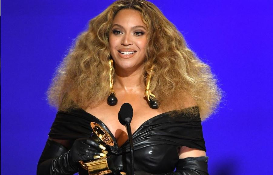 Beyonce: Με μίνι μαύρο δερμάτινο φόρεμα στα Grammy