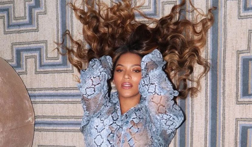 Beyonce: Με sexy look που αναδεικνύει τις καμπύλες της