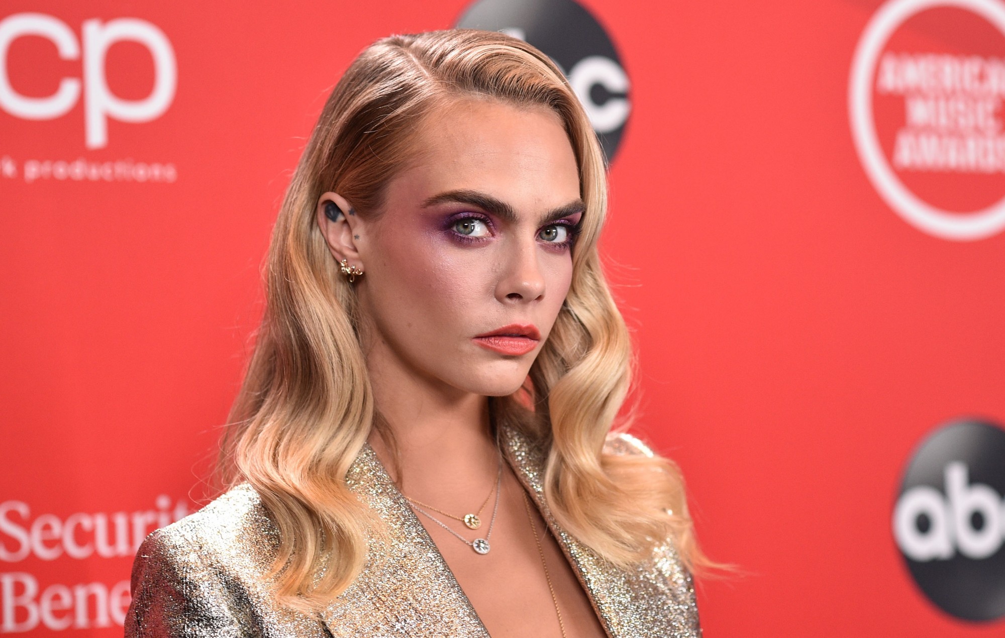 Cara Delevingne: Η σπάνια φωτογραφία με τη γιαγιά της και τον 17χρονο τότε Πρίγκιπα Φίλιππο