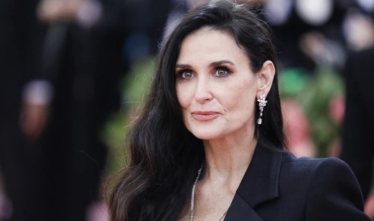 H Demi Moore έγινε νονά σε βάφτιση στην Κρήτη - Δείτε τις φωτογραφίες