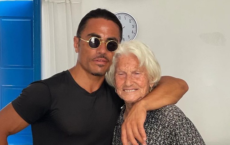 Salt Bae: Ο διάσημος σεφ μαγείρεψε τη σπεσιαλιτέ του στο σπίτι Μυκονιάτισσας γιαγιάς και γίνονται viral