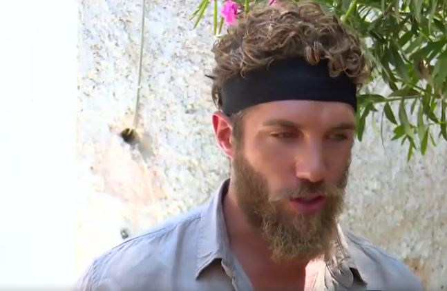 Survivor: Ανατροπή! Ο Κόρομι αποκάλυψε ότι η παραγωγή τους ζήτησε να στήσουν 