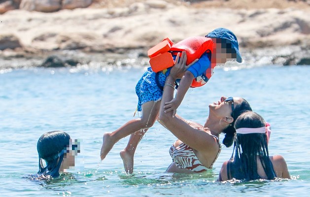 Σταματίνα Τσιμτσιλή: Απολαμβάνει τη θάλασσα με τα παιδιά της