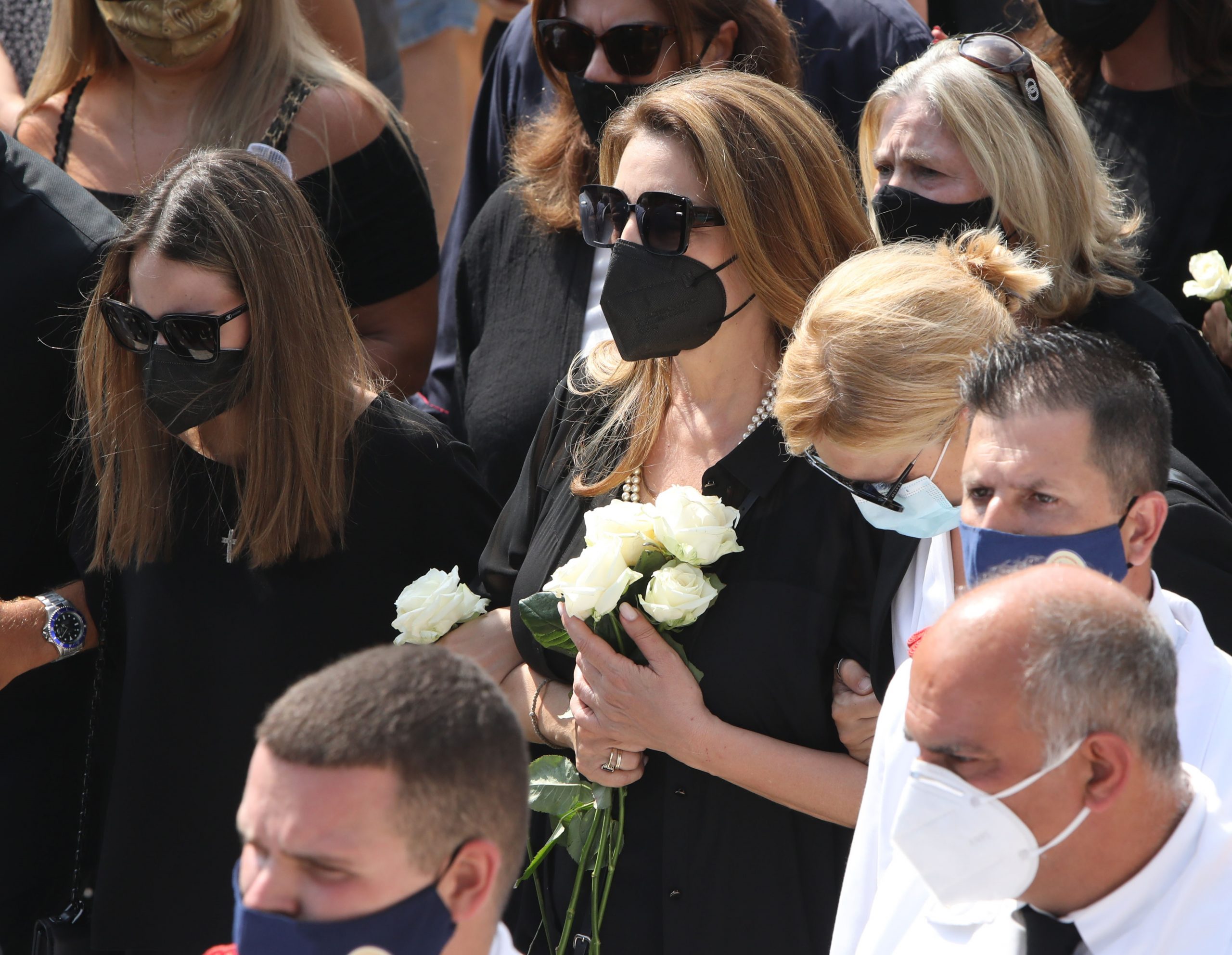 Τόλης Βοσκόπουλος: Με λευκά τριαντάφυλλα η Άντζελα Γκερέκου και η κόρη της - Μουσική στην εξόδιο ακολουθία του τραγουδιστή