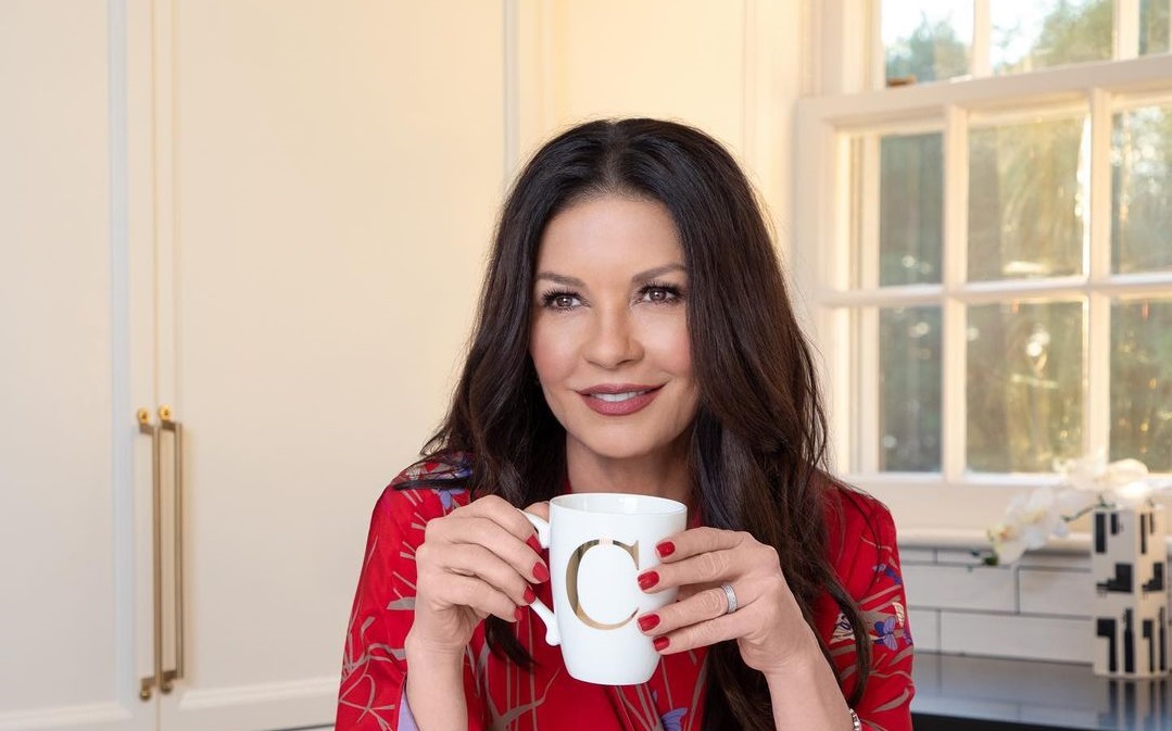 Catherine Zeta-Jones: Ποζάρει με μαλλιά α λα Ραπουνζέλ και είναι αγνώριστη