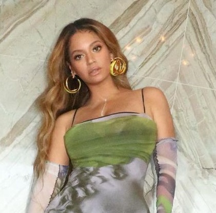 Beyonce: Φοράει το mini φόρεμα του οίκου Versace και αποθεώνει τις καμπύλες της