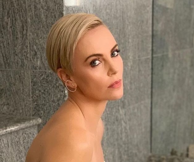 H Charlize Theron σε πολυτελή βίλα στη Μύκονο - Η εντυπωσιακή βουτιά με τα παιδιά της