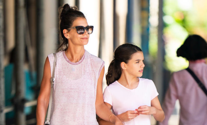 Katie Holmes: Η σπάνια φωτογραφία από την εφηβική της ηλικία που είναι ίδια με την κόρη της